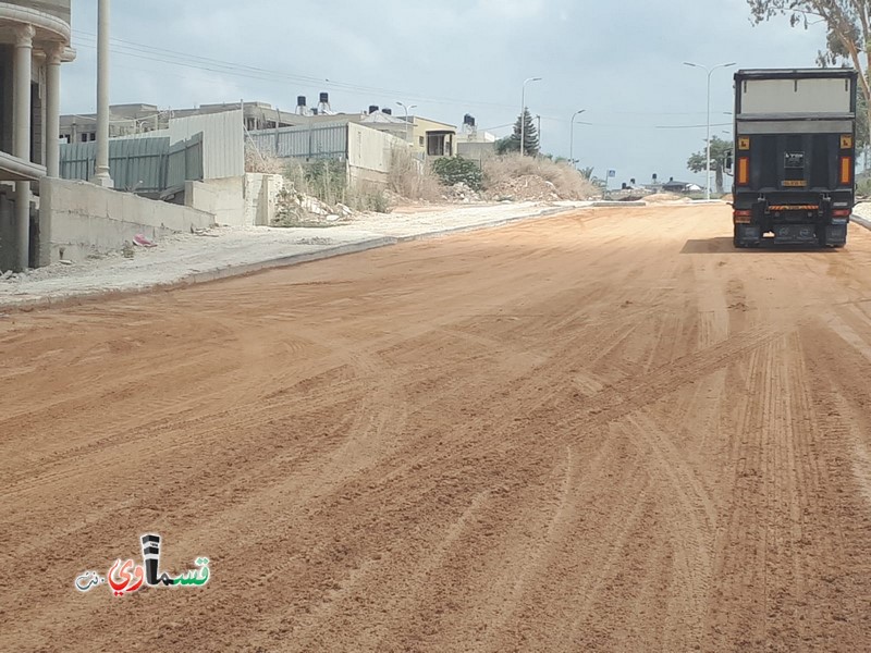 فيديو: شركة بيزك تزيل الاعمدة من وسط الشارع والتحضيرات الاخيرة لتعبيده والرئيس عادل بدير  هذا متنفس جديد لسكان الحي الغربي وللمنطقة الصناعية نوف هارتس  